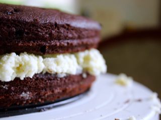 24、最好吃的基本巧克力蛋糕,把第二层蛋糕放上让后在旁边抹上一薄层