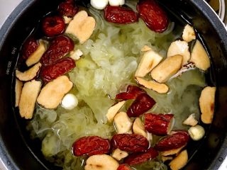 6、养颜清肺羹,食材放入高压锅，适量冰糖
