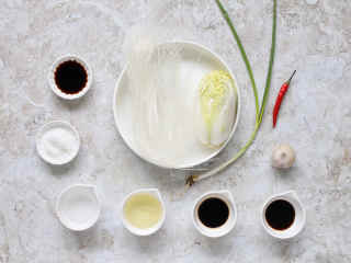 1、蒜蓉粉丝蒸娃娃菜,准备好所需食材和调味。