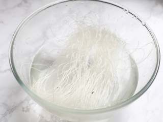 2、蒜蓉粉丝蒸娃娃菜,把粉丝用冷水浸泡至软，粉丝较长，对半剪开。