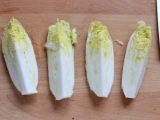 3、蒜蓉粉丝蒸娃娃菜,把娃娃菜冲洗干净切成四瓣。