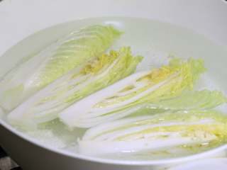 4、蒜蓉粉丝蒸娃娃菜,水中加些许盐和油，水沸放入娃娃菜焯水十秒中，立马捞出。