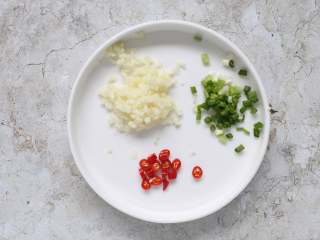 5、蒜蓉粉丝蒸娃娃菜,小米辣切成丁，葱切葱花，大蒜剁成蒜蓉。