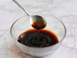 6、蒜蓉粉丝蒸娃娃菜,将生抽、蚝油、白糖、清水放入小碗中搅拌均匀待用。