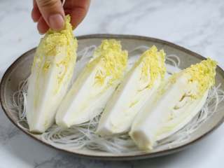 7、蒜蓉粉丝蒸娃娃菜,把泡软的粉丝放入备中，焯过水的娃娃菜码在粉丝上。