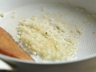 8、蒜蓉粉丝蒸娃娃菜,锅中放入适量油，烧至五成热，放入三分之二的蒜蓉，小火炒出香味