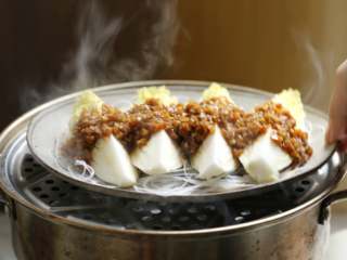 11、蒜蓉粉丝蒸娃娃菜,蒸锅中烧开水，放入粉丝娃娃菜大火蒸10分钟。