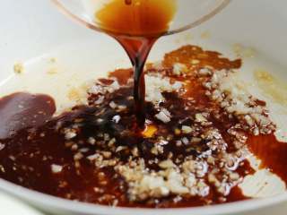 9、蒜蓉粉丝蒸娃娃菜,倒入调好的酱汁煮开。