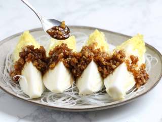 10、蒜蓉粉丝蒸娃娃菜,把蒜蓉酱汁和剩下三分之一蒜蓉混合，淋到娃娃菜上。