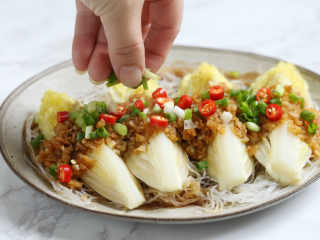 12、蒜蓉粉丝蒸娃娃菜,蒸好出锅后，在娃娃菜上撒上辣椒和葱花。