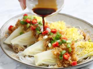 13、蒜蓉粉丝蒸娃娃菜,淋上蒸鱼豉油。