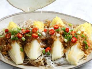 14、蒜蓉粉丝蒸娃娃菜,油锅内放入20克油，烧至八九成热至冒烟，淋在蒜蓉葱花上。