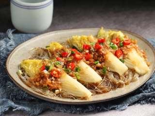 15、蒜蓉粉丝蒸娃娃菜,美味鲜香的蒜蓉粉丝蒸娃娃菜就完成了。