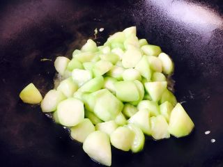 12、#绿色美食# 下饭神菜  面筋丝瓜煲,煸炒至丝瓜颜色变绿，发软且有水份析出即可。