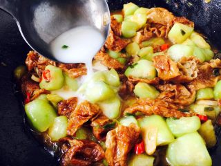 26、#绿色美食# 下饭神菜  面筋丝瓜煲,淋入适量的水淀粉勾芡。