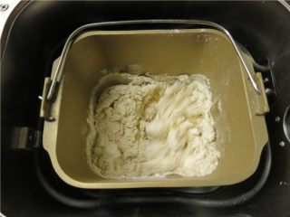 1、营养健康黑芝麻全麦早餐包,将配料里除黄油黑芝麻外的其他材料全部放入面包机加入配方里的水，预留10克左右，随后看面团状态确定是否添加，选择和面程序时间为20分钟