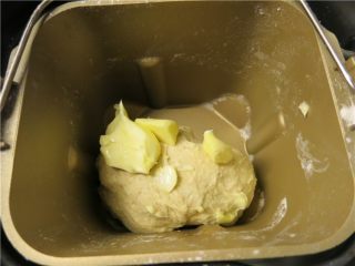 2、营养健康黑芝麻全麦早餐包,重新启动和面程序，加入黄油