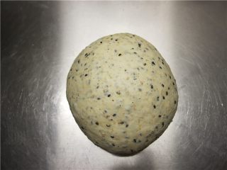 5、营养健康黑芝麻全麦早餐包,将面团取出排气松弛5分钟