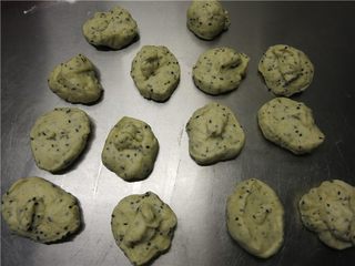 6、营养健康黑芝麻全麦早餐包,将面团分割成12个均等的小面团