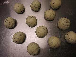 7、营养健康黑芝麻全麦早餐包,滚圆