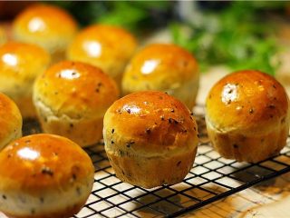 11、营养健康黑芝麻全麦早餐包,放在烤网上晾凉