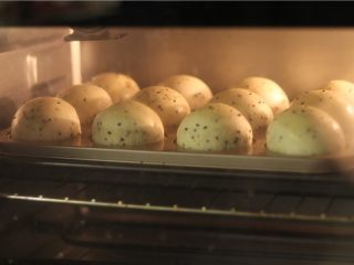 10、营养健康黑芝麻全麦早餐包,烤箱提前预热，175度中层20分钟左右，表面金黄色出炉