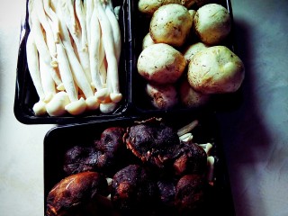 1、菌类料理  十  菌香啤酒鸭,准备蘑菇、海鲜菇和香菇。