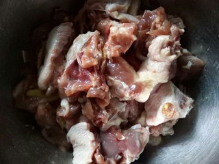 3、菌类料理  十  菌香啤酒鸭,鸭腿洗净，切块，码味。