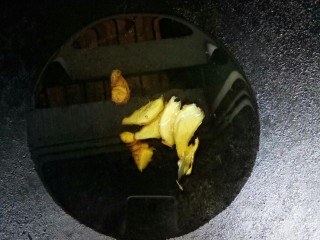 4、菌类料理  十  菌香啤酒鸭,炒锅倒油，放姜片。