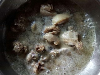 6、菌类料理  十  菌香啤酒鸭,沥油，起锅装调味盆中，倒啤酒，捂两小时以上。