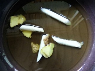 7、菌类料理  十  菌香啤酒鸭,锅内倒油，放葱姜，小火炒香。