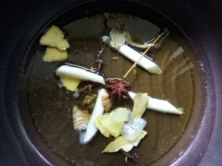 8、菌类料理  十  菌香啤酒鸭,放香料和冰糖炒香