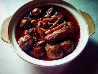 16、菌类料理  十  菌香啤酒鸭,盛入砂锅的菌香啤酒鸭