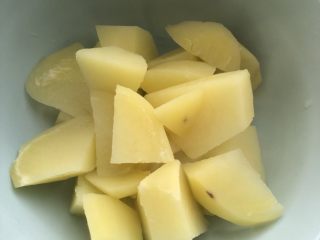 1、火腿香葱土豆泥,土豆切块儿，可水煮可蒸，我没有蒸锅，是水煮的，筷子可以插进去就是熟了，越熟越好，然后捞出戴上一次性手套，把土豆块抓成土豆泥，一定要是泥，不要有太多小块快