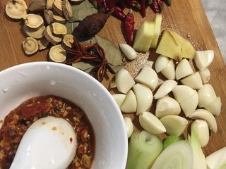 2、花花版油焖虾,准备调料