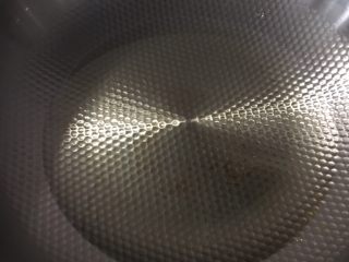 3、花花版油焖虾,锅里放油，因为虾比较多所以放的油也比较多，个人认为做虾比平时炒菜放的油多一些