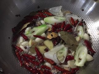 4、花花版油焖虾,油热后放葱姜大蒜香料干辣椒