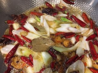 5、花花版油焖虾,香料炒的差不多了放豆瓣酱继续炒