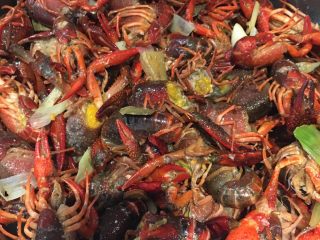 6、花花版油焖虾,调料炒好后放入虾