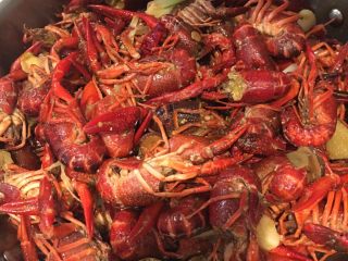 7、花花版油焖虾,虾变色后加盐，醋2勺，酱油1勺，料酒2勺，继续翻炒，然后加入一罐啤酒