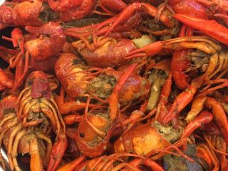 8、花花版油焖虾,啤酒快烧干了装碗