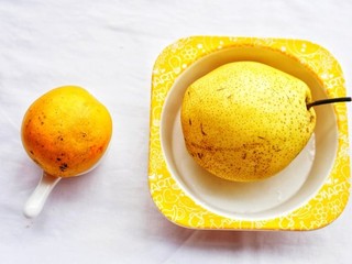 1、止咳化痰清热润肺的罗汉果雪梨汤,雪梨1个,罗汉果1个,清水适量。