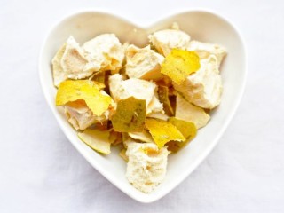 2、止咳化痰清热润肺的罗汉果雪梨汤,罗汉果掰碎块。