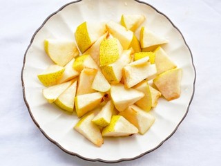 3、止咳化痰清热润肺的罗汉果雪梨汤,雪梨清洗干净去蒂。