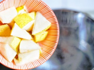5、止咳化痰清热润肺的罗汉果雪梨汤,加入雪梨。