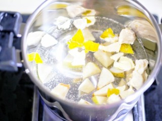 6、止咳化痰清热润肺的罗汉果雪梨汤,大火煮开。