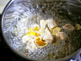 7、止咳化痰清热润肺的罗汉果雪梨汤,煮开后改文火煮1.5--2个小时。