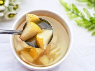 9、止咳化痰清热润肺的罗汉果雪梨汤,吃雪梨饮罗汉果水。