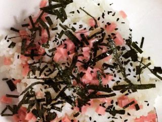 1、DIY家庭寿司刺身拼盘,将准备好的米饭，香肠，紫菜碎，黑芝麻，香油，加入适量盐，一起搅拌即可