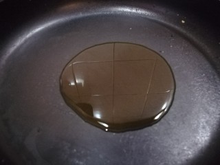 2、冬日佳节暖心韩式部队火锅(附详细蔬菜刻花处理步骤),锅里放入两匙食用油,烧热。